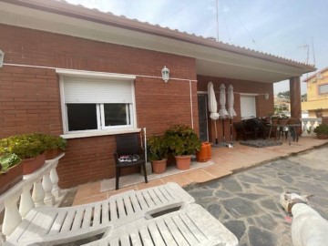 House 4 Bedrooms in Trencarroques