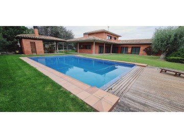 House 4 Bedrooms in L'Ametlla del Vallès