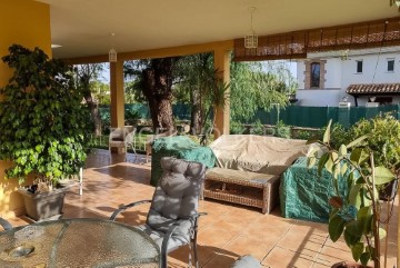 House 5 Bedrooms in Madrigal