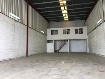 Industrial building / warehouse in Bertoa (Santa María)