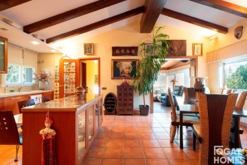 House 5 Bedrooms in La Rierada