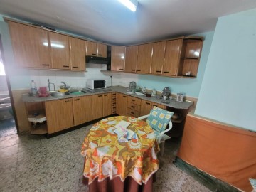 House 4 Bedrooms in Carmena