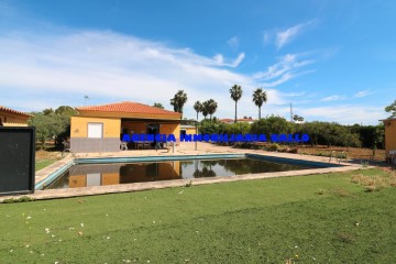 House 4 Bedrooms in Santa Elo