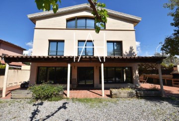 House 4 Bedrooms in Pla de l'Avella