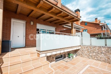 House 4 Bedrooms in Torelló