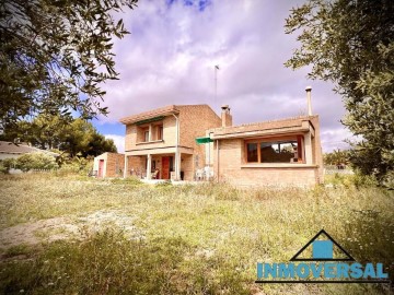 House 5 Bedrooms in La Muela