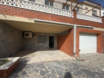 House 4 Bedrooms in Sant Jordi