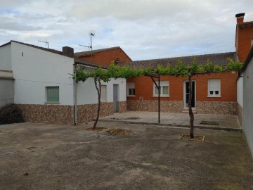 House 4 Bedrooms in Alcabón