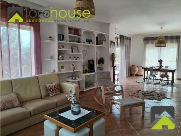 House 4 Bedrooms in Patalache