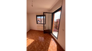 Apartment 4 Bedrooms in Carbajosa de la Sagrada