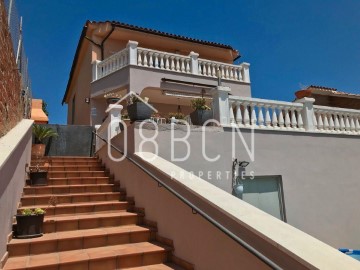 House 4 Bedrooms in Sant Vicenç dels Horts