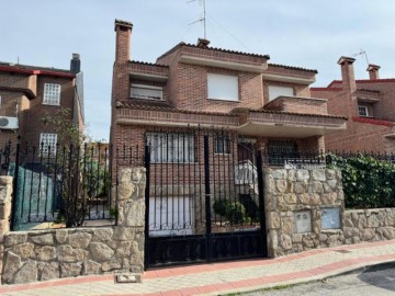 House 4 Bedrooms in Fuenlabrada II - El Molino