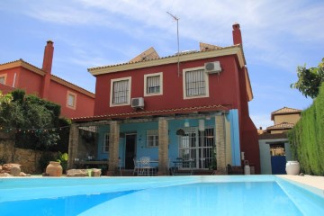 House 4 Bedrooms in Gines