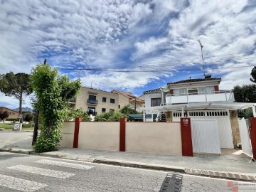 House 4 Bedrooms in Sant Jordi