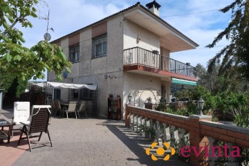 House 4 Bedrooms in Les Bassioles