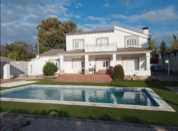 House 4 Bedrooms in Torreperogil