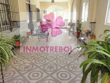 House 4 Bedrooms in Pilas