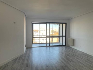 Apartment 4 Bedrooms in Centro Ciudad