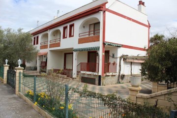 House 4 Bedrooms in Anguciana