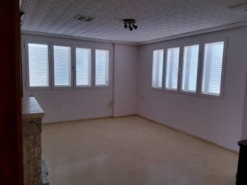 House 4 Bedrooms in Benavites