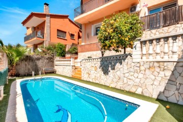 House 4 Bedrooms in Cervelló