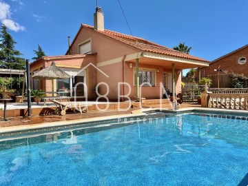 House 4 Bedrooms in Torre Vileta