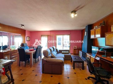 House 4 Bedrooms in Fuenlabrada II - El Molino