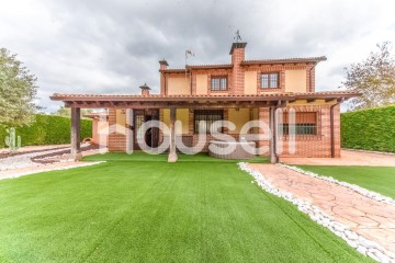 House 4 Bedrooms in Aniago