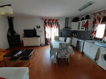 House 4 Bedrooms in Riudecanyes