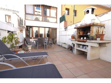 House 3 Bedrooms in Tona