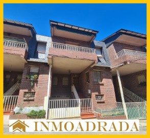 House 4 Bedrooms in La Adrada