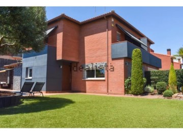 House 4 Bedrooms in Polinyà