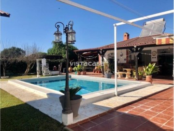 House 4 Bedrooms in Carmona