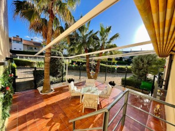 House 4 Bedrooms in Miralbueno