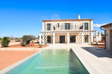 Country homes 5 Bedrooms in Cala Llombards