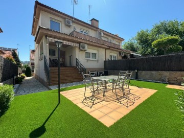 House 5 Bedrooms in Abrera