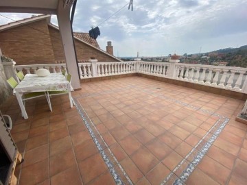 House 4 Bedrooms in Santa Coloma de Cervelló