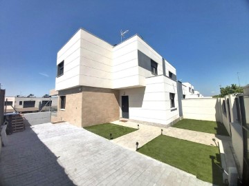 House 4 Bedrooms in Urbanización Mediterráneo