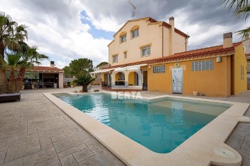 House 5 Bedrooms in Fontscaldes