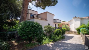 House 4 Bedrooms in Sant Iscle de Bages