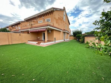 House 4 Bedrooms in Talavera la Nueva