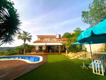 House 4 Bedrooms in Olivella