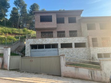House 4 Bedrooms in Miralles