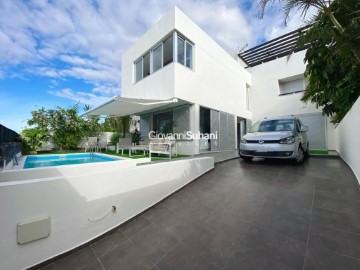 House 4 Bedrooms in El Mojon