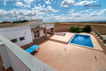 House 4 Bedrooms in Carranque