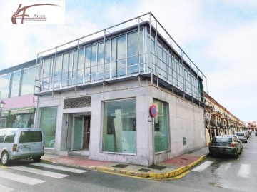 Local en Residencial Triana - Barrio Alto