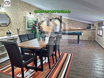 House 6 Bedrooms in Escalona