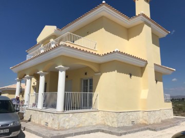 House 4 Bedrooms in Sax