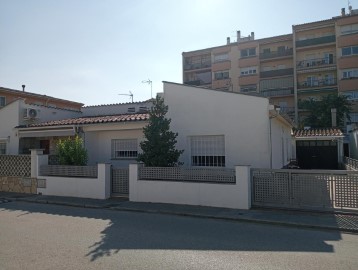 House 4 Bedrooms in Bescanó