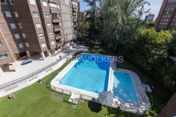 Apartment 5 Bedrooms in Ciudad Lineal